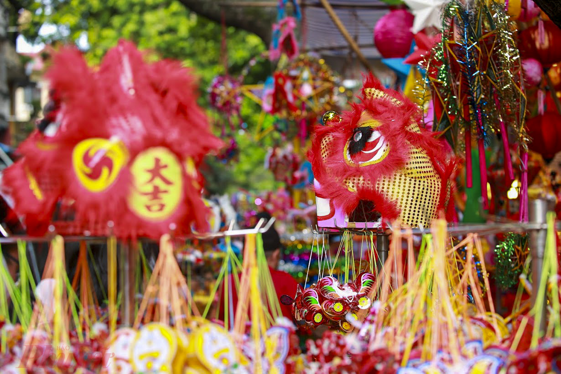 Năm nay tại phố Hàng Mã bày bán đa phần là các món đồ chơi truyền thống như đèn lồng, đèn ông sao, mặt nạ… Tại các cửa hàng bán đồ chơi trẻ em trên các phố Hàng Mã, các sản phẩm truyền thống được sản xuất tại Việt Nam chiếm khoảng 60% trên các gian hàng đồ chơi, 40% còn lại là hàng đã nhập khẩu từ năm trước.