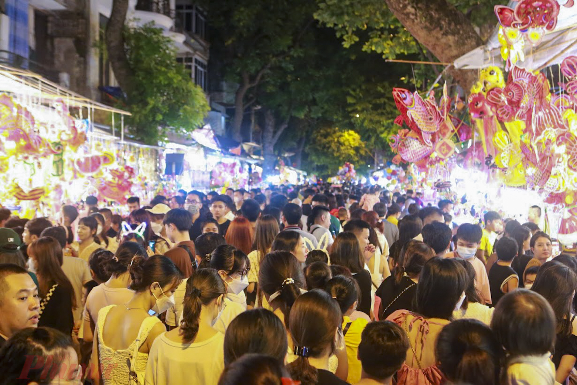 con phố Hàng Mã cũng đón biển người chen chúc nhau đến vui chơi, mua sắm cũng như check-in