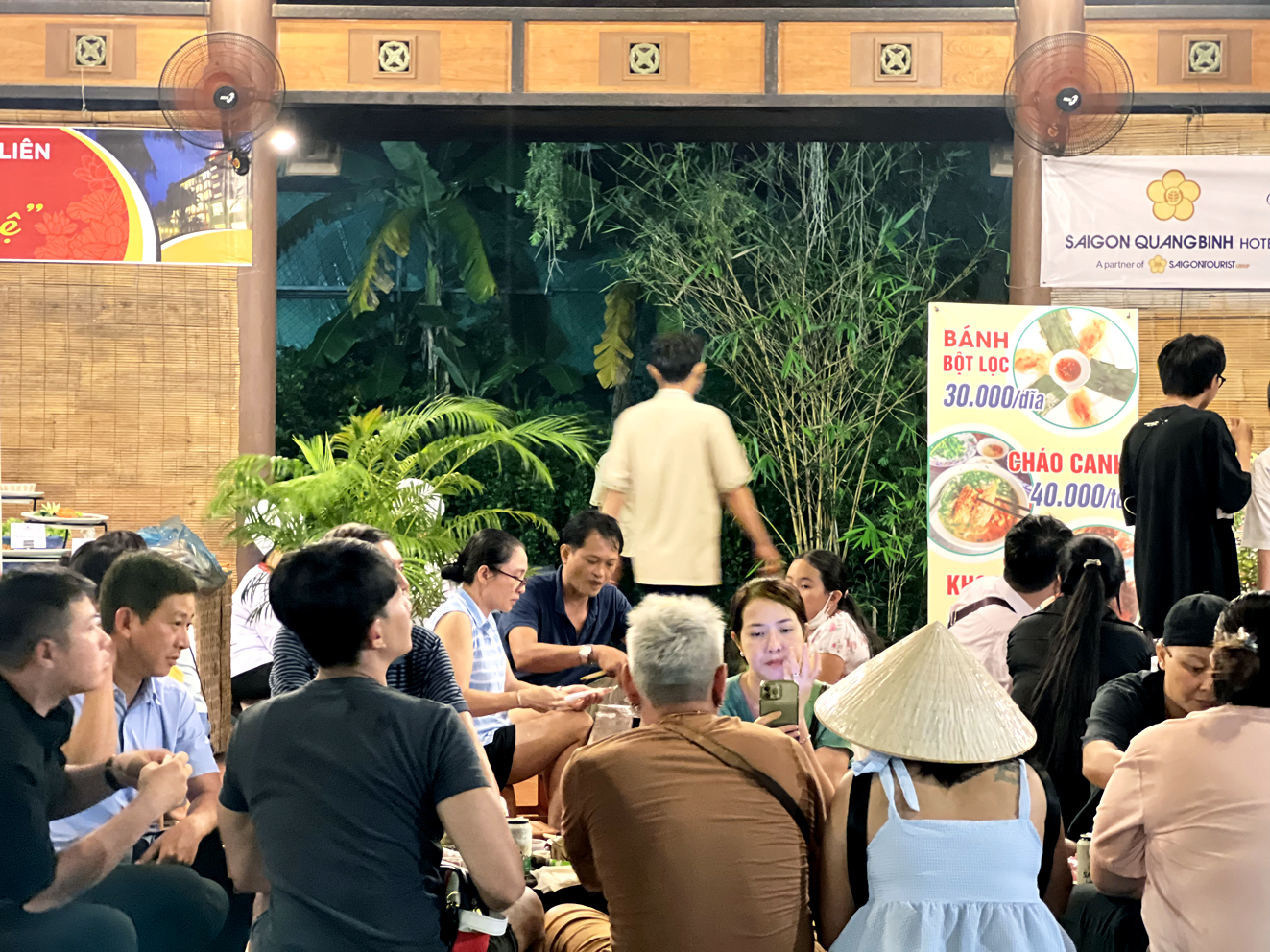 Đêm 25/8, có hàng ngàn lượt khách đến lễ hội văn hóa ẩm thực tại Khu du lịch Văn Thánh, quận Bình Thạnh, TP.HCM - ẢNH: Q.THÁI