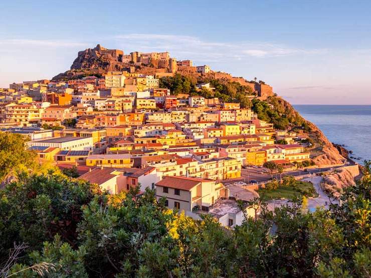 Người dân sẽ được tặng tiền nếu chịu chuyển ra sinh sống trên đảo Sardinia - Ảnh: Insight Guides