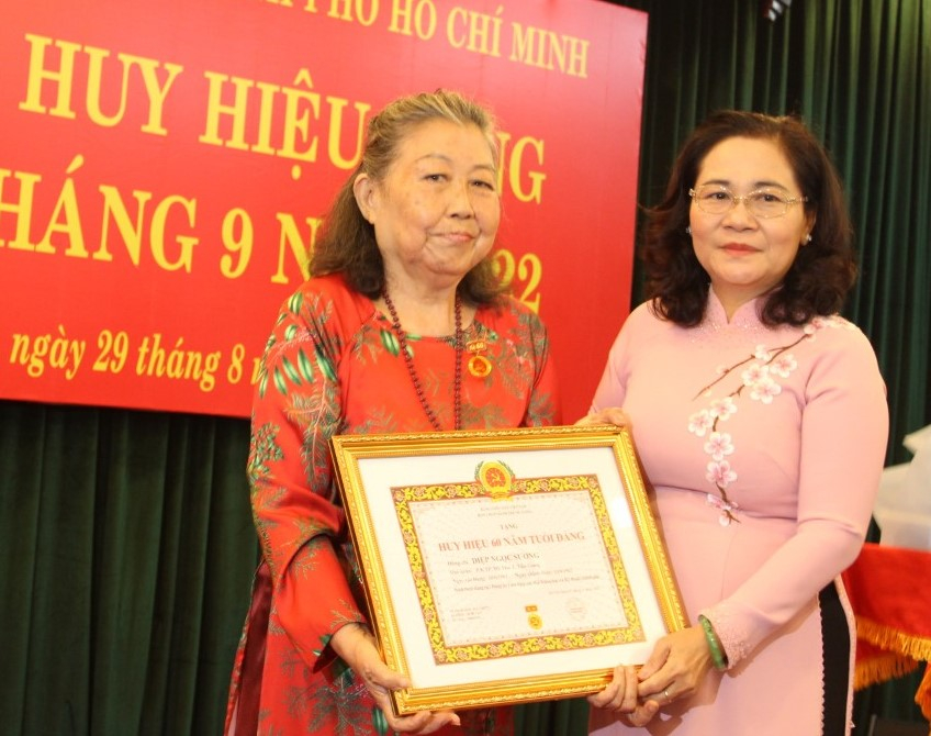 Đảng viên Diệp Ngọc Sương (Đảng bộ Đảng bộ Liên hiệp các Hội Khoa học và Kỹ thuật TPHCM) nhận Huy hiệu 60 năm tuổi Đảng.