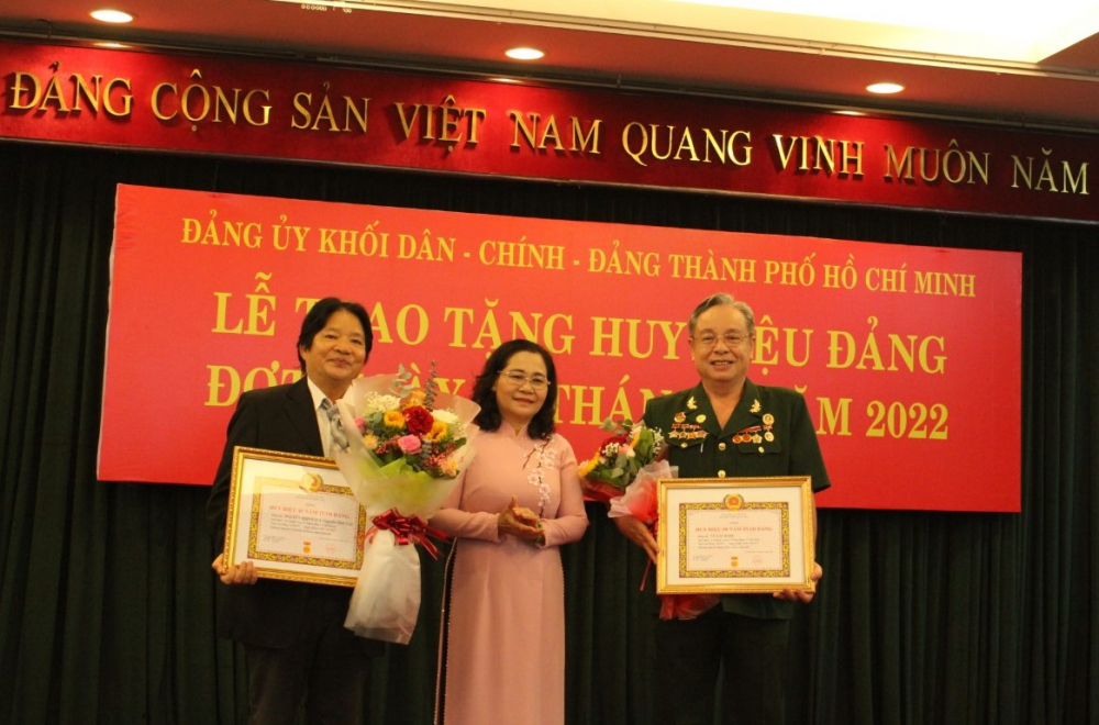 Phó bí thư Thành ủy, Chủ tịch HĐND TPHCM Nguyễn Thị Lệ trao Huy hiệu 50 năm tuổi Đảng và Huy hiệu 45 năm tuổi Đảng cho các đảng viên.