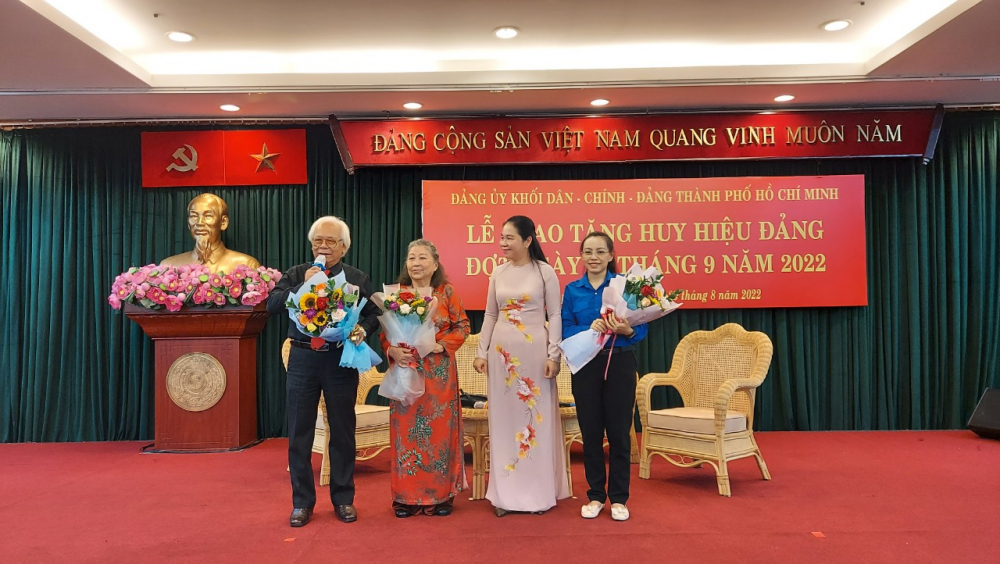 Phó bí thư Thường trực Đảng ủy Khối Dân - Chính - Đảng TPHCM Lê Thị Hồng Nga tặng hoa cho các đại biểu giao lưu tại buổi lễ.
