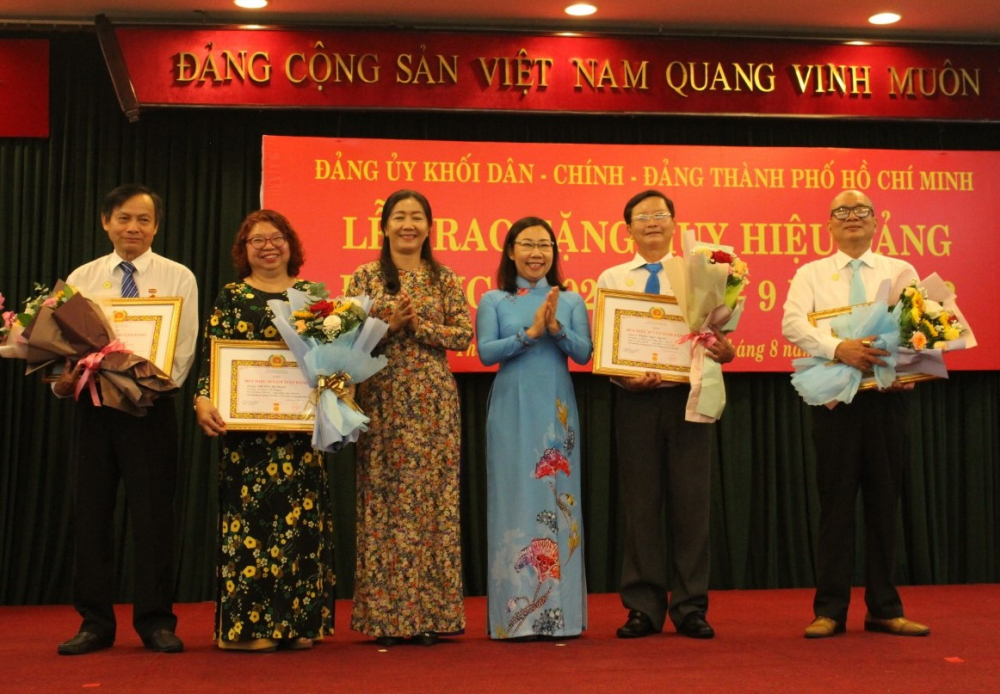 4 đảng viên nhận Huy hiệu 30 năm tuổi Đảng.
