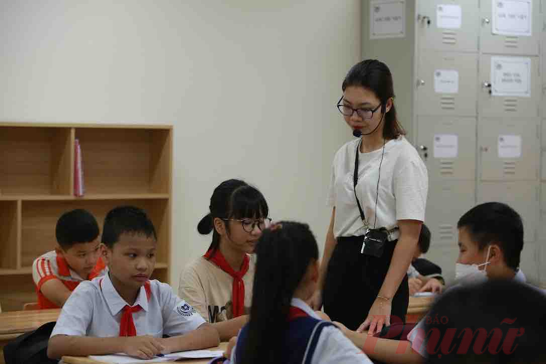 Cô trò trường THCS Phú Diễn A (Hà Nội) trong buổi đầu đến trường - Ảnh: Đại Minh