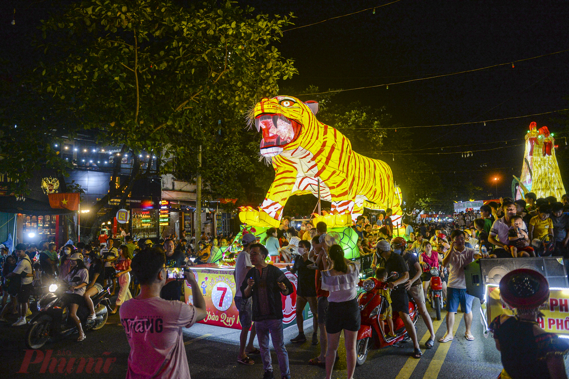 Lễ hội Thành Tuyên là một lễ hội Trung thu độc đáo bởi hàng trăm mô hình đèn trung thu khổng lồ, lung linh sắc màu, mô phỏng sinh động những nét văn hóa truyền thống đặc sắc, thể hiện những nhân vật, sự kiện văn hóa, lịch sử, câu chuyện dân gian, cổ tích, truyền thuyết, ngụ ngôn… do nhân dân sáng tạo, làm ra là nét độc đáo của riêng Tuyên Quang.