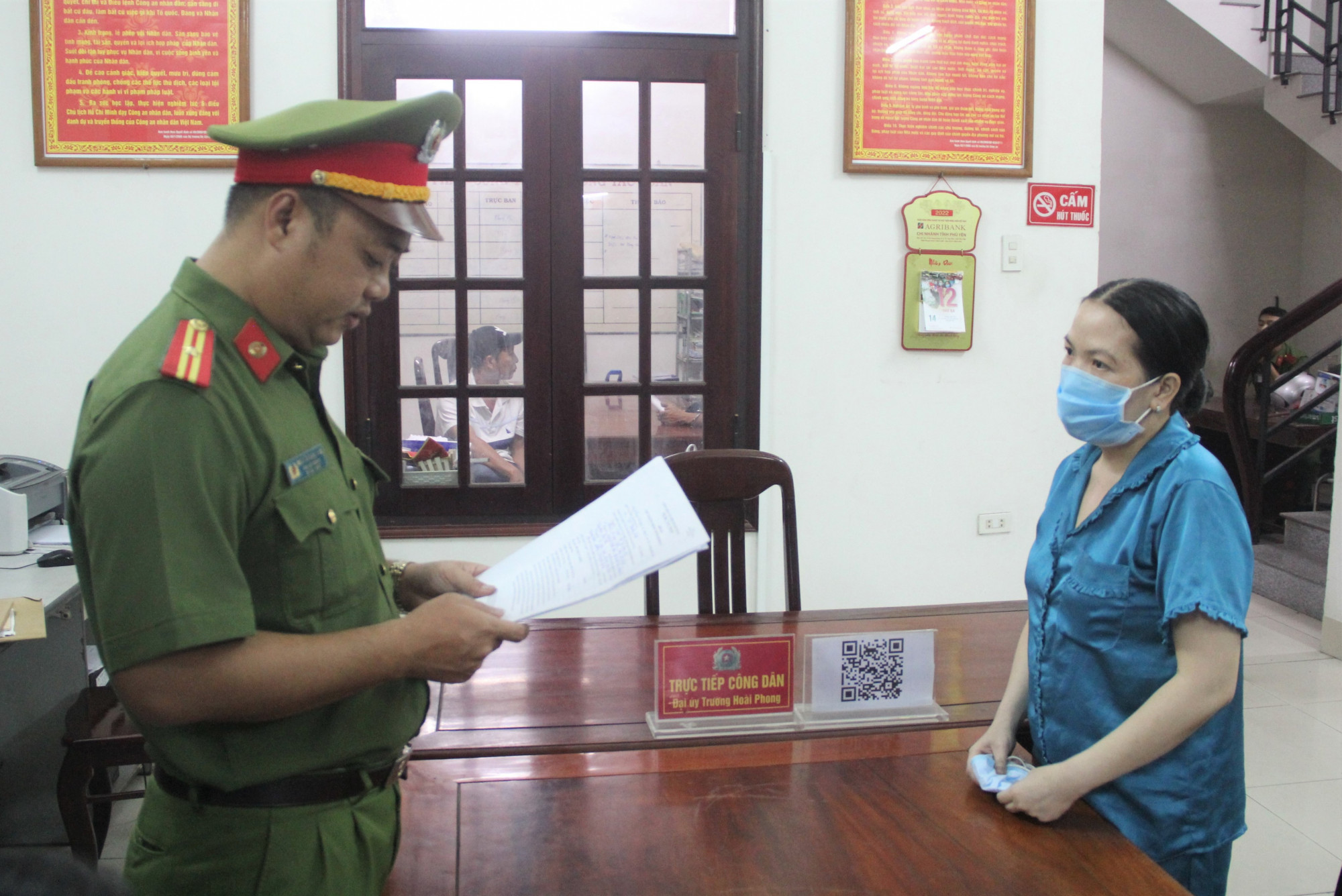 Công an tỉnh Phú Yên đọc lệnh giữ người trong trường hợp khẩn cấp đối với Bùi Thị Tú Trinh (sinh năm 1983, trú tại thành phố Tuy Hòa, tỉnh Phú Yên).