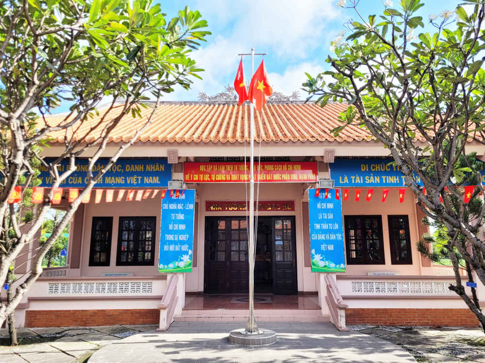 Nhà tưởng niệm Bác Hồ ở P.Bình Thuận, Q.7, TP.HCM