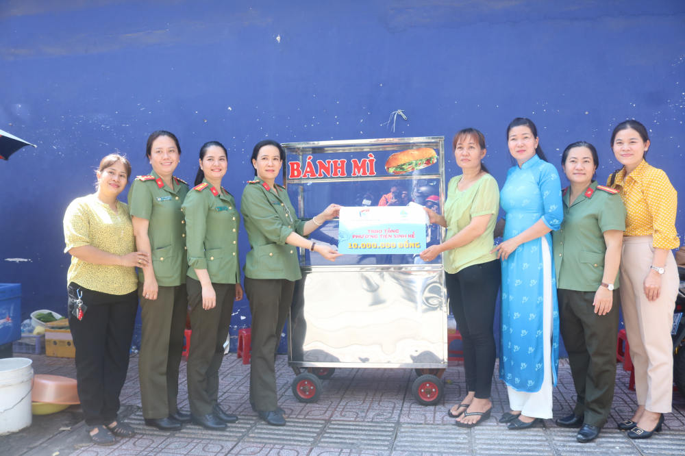 Đoàn đến tặng xe bán bánh mì cho chị Nguyễn Thị Cẩm Hồng, ở phường 14, quận 10. 