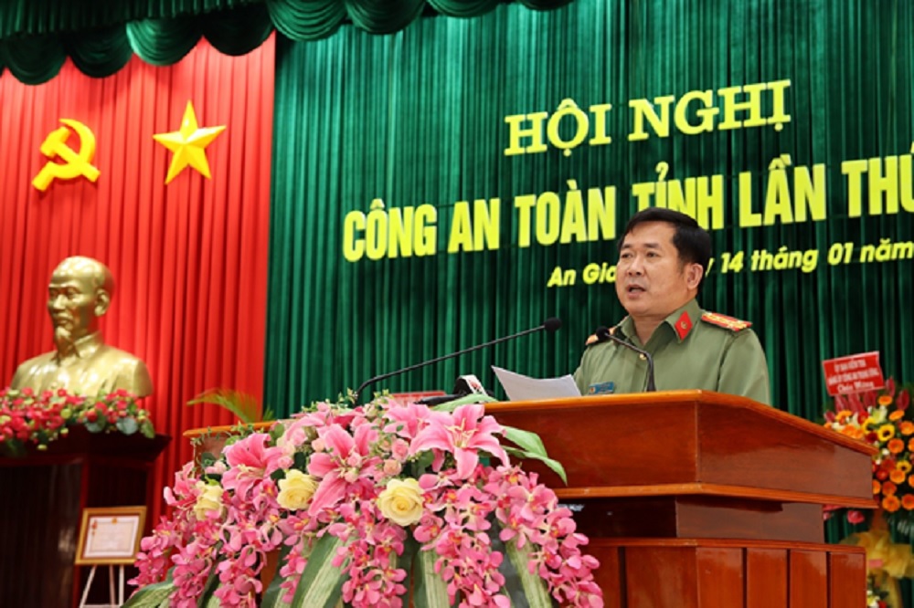 Đại tá Đinh Văn Nơi phát biểu tại Hội nghị tổng kết công tác công an toàn tỉnh An Giang