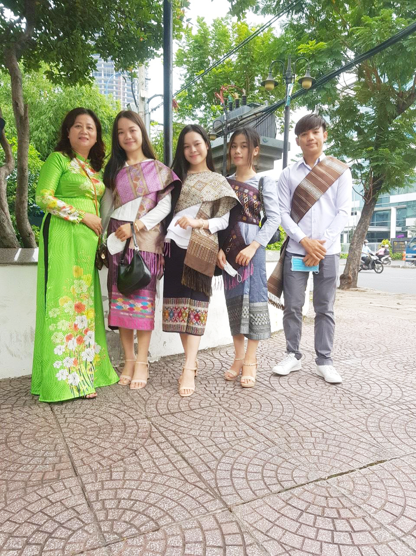 Chị Nguyễn Thị Hằng và các con là sinh viên Lào