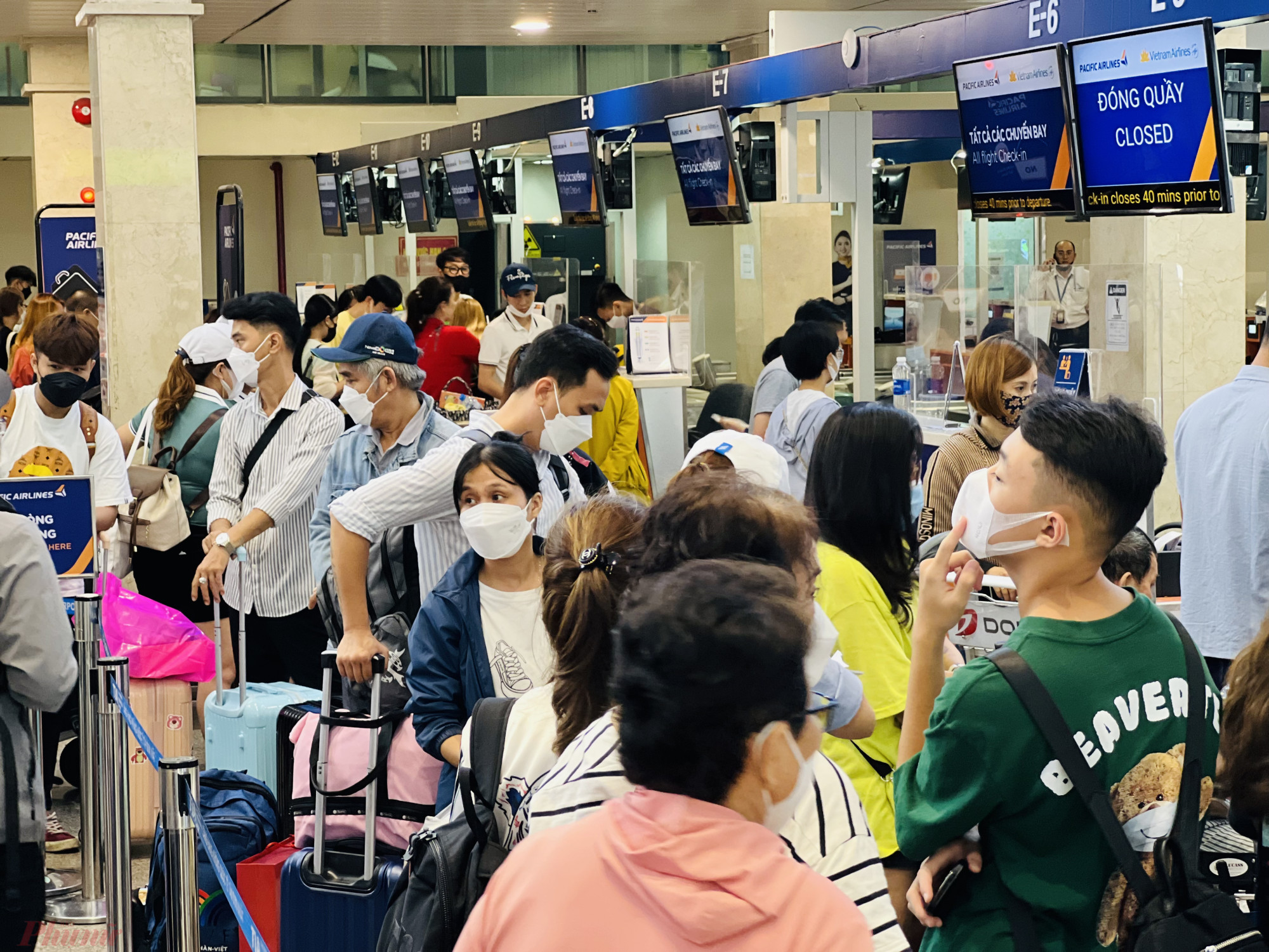  Nhiều người bắt đầu di chuyển rời khỏi TPHCM về quê nghỉ lễ, du lịch sớm. Càng về chiều, lượng khách đổ về sân bay bắt đầu đông hơn.