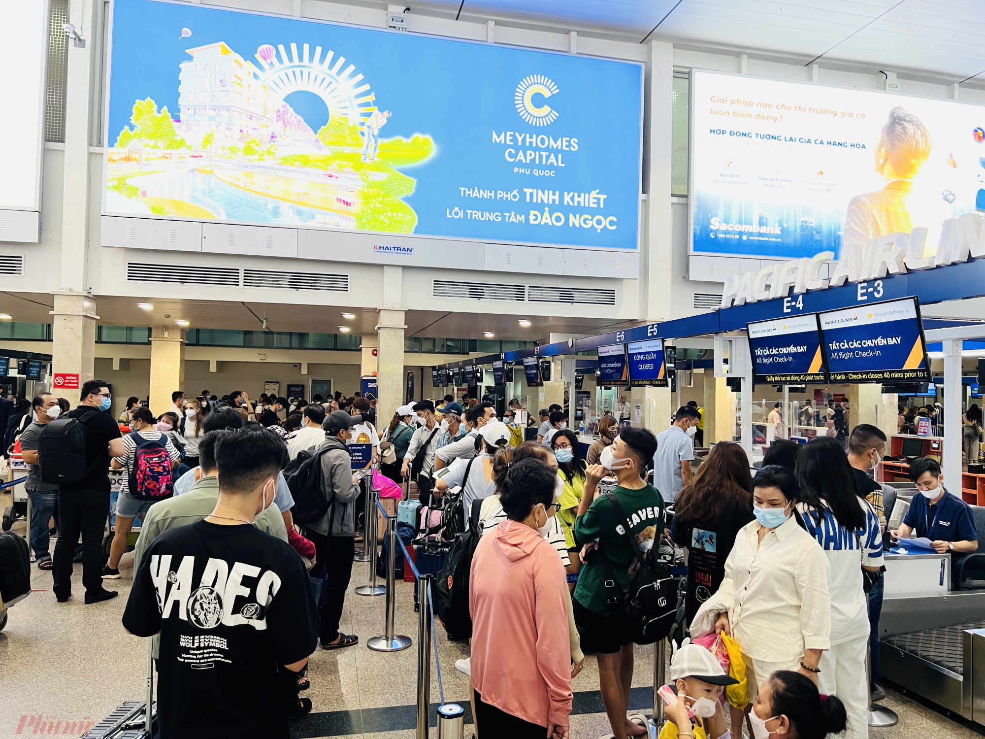 Từ chiều 30/8, ghi nhận của phóng viên báo Phụ Nữ TPHCM tại nhiều khu vực làm thủ tục bay của các hãng hàng không hành khách đã phải xếp hàng dài chờ tới lượt 'check-in'. (Trong ảnh: khách làm thủ tục tại các quầy của hãng hàng không Vietravel Airlines).