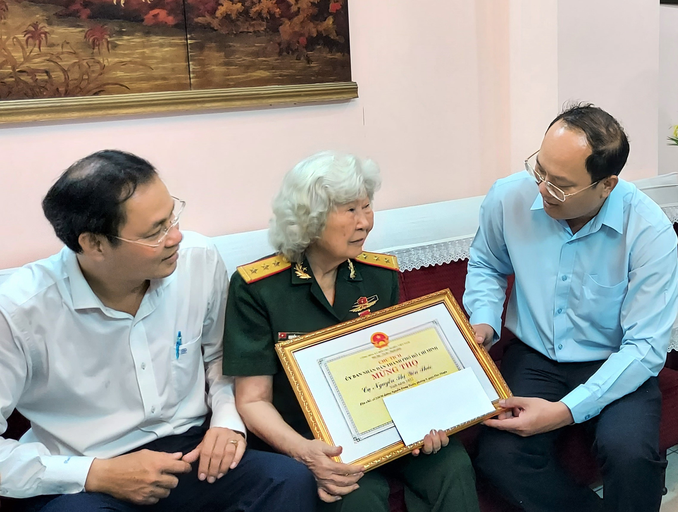 Phó Bí thư Thành ủy TP.HCM Nguyễn Hồ Hải (bìa phải) mừng thọ tuổi 90 bà Tám Thảo