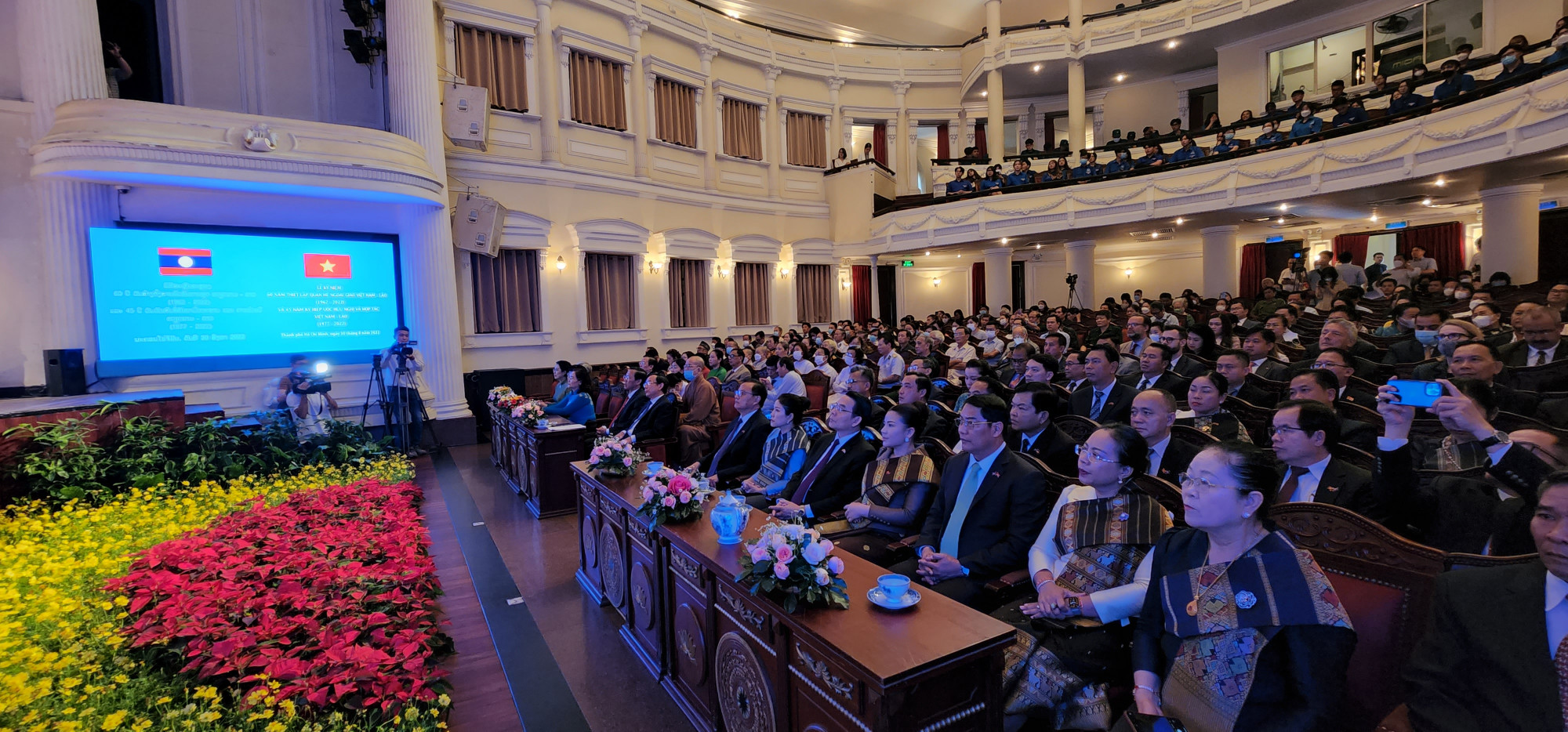Hàng trăm đại biểu và các bạn thanh niên có mặt tại Nhà hát Thành phố để tham dự lễ kỷ niệm 60 năm quan hệ ngoại giao Việt Nam - lào