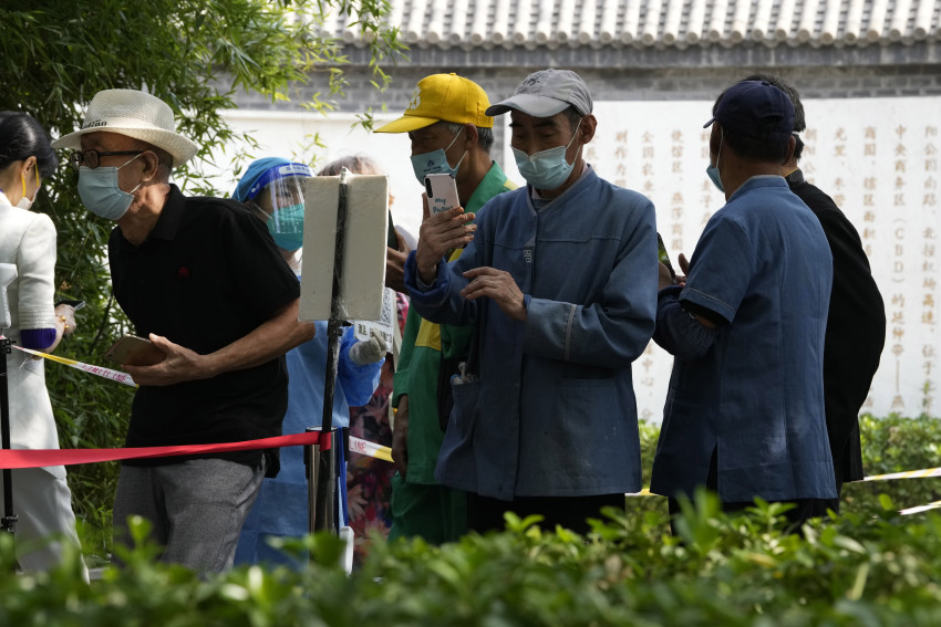 Trung Quốc liên tục xét nghiệm cho người dân trong bối cảnh dịch COVID-19 bùng phát.