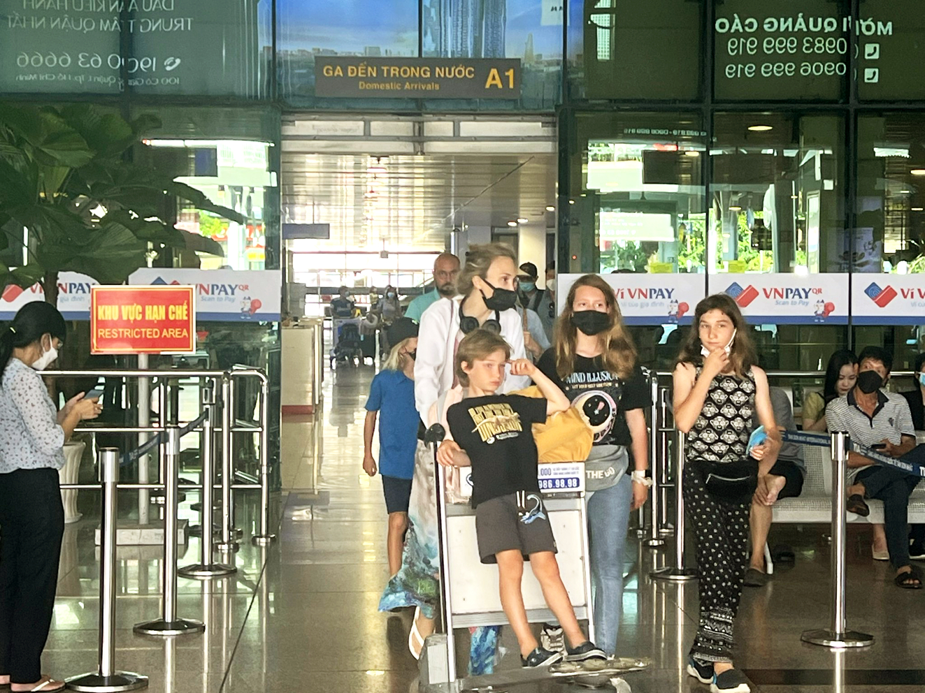 Một gia đình khách nước ngoài đến sân bay Tân Sơn Nhất chiều 30/8 - ẢNH: Q.THÁI