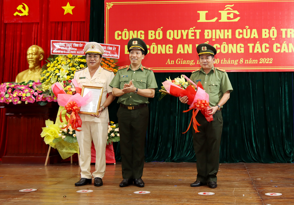 Thiếu tướng Lê Văn Tuyến - thứ trưởng Bộ Công an trao quyết định điều động, bổ nhiệm cho đại tá Đinh Văn Nơi (bìa phải) và đại tá Lâm Phước Nguyên