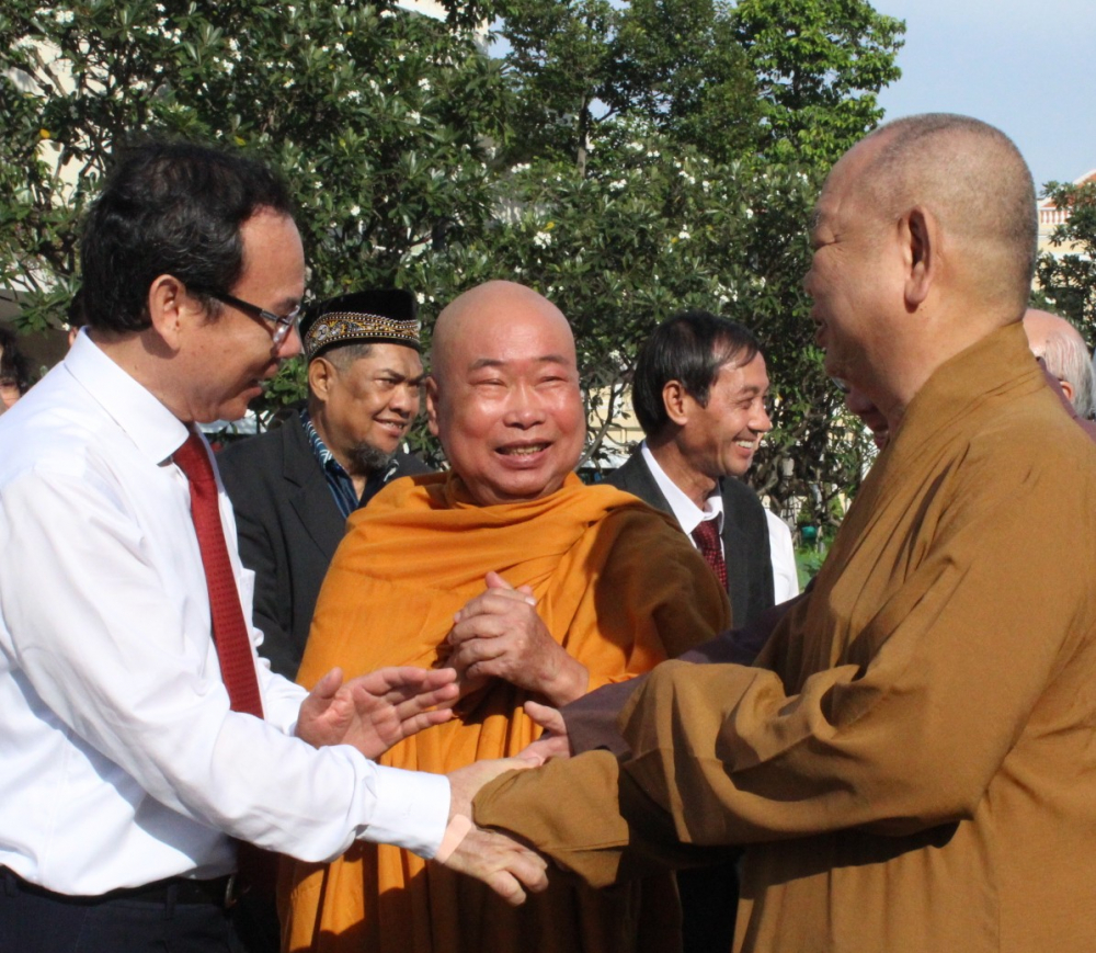 Bí thư Thành ủy TPHCM Nguyễn Văn Nên chào các đại biểu tôn giáo.