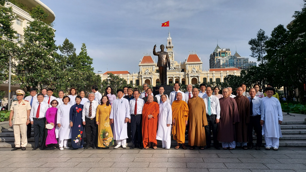 Các đại biểu chụp ảnh lưu niệm tại Công viên Tượng đài Chủ tịch Hồ Chí Minh.