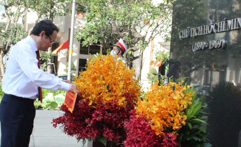 Trưởng đoàn - Bí thư Thành ủy TPHCM chỉnh trang lại lẵng hoa trước khi tiến hành lễ dâng hoa.