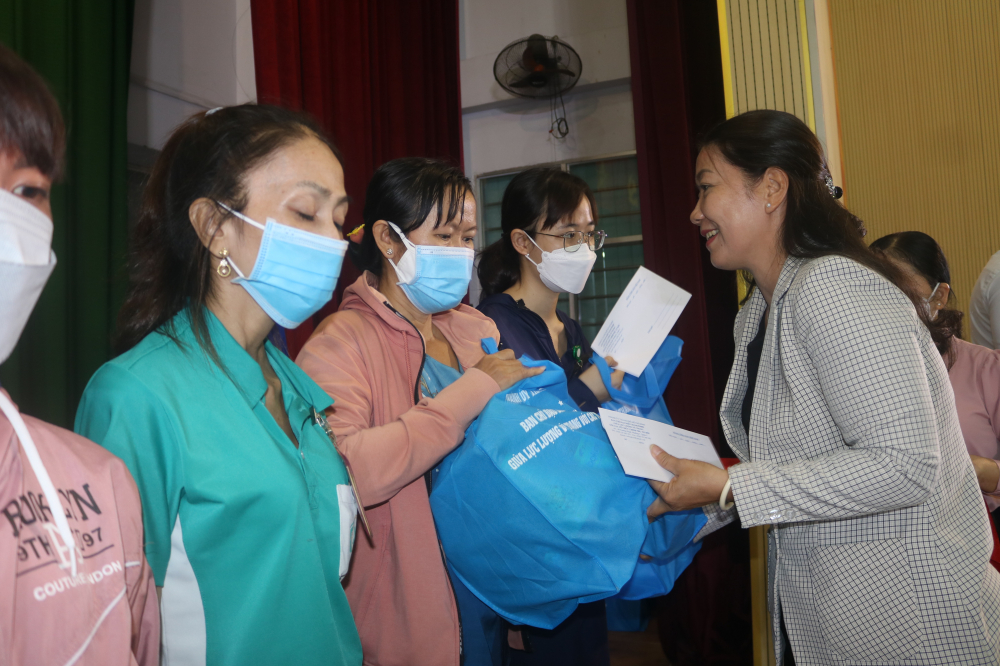 Phó trưởng ban thường trực Ban Dân vận Thành ủy TP.HCM Nguyễn Thị Bạch Mai  trao quà cho anh chị em công nhân. 