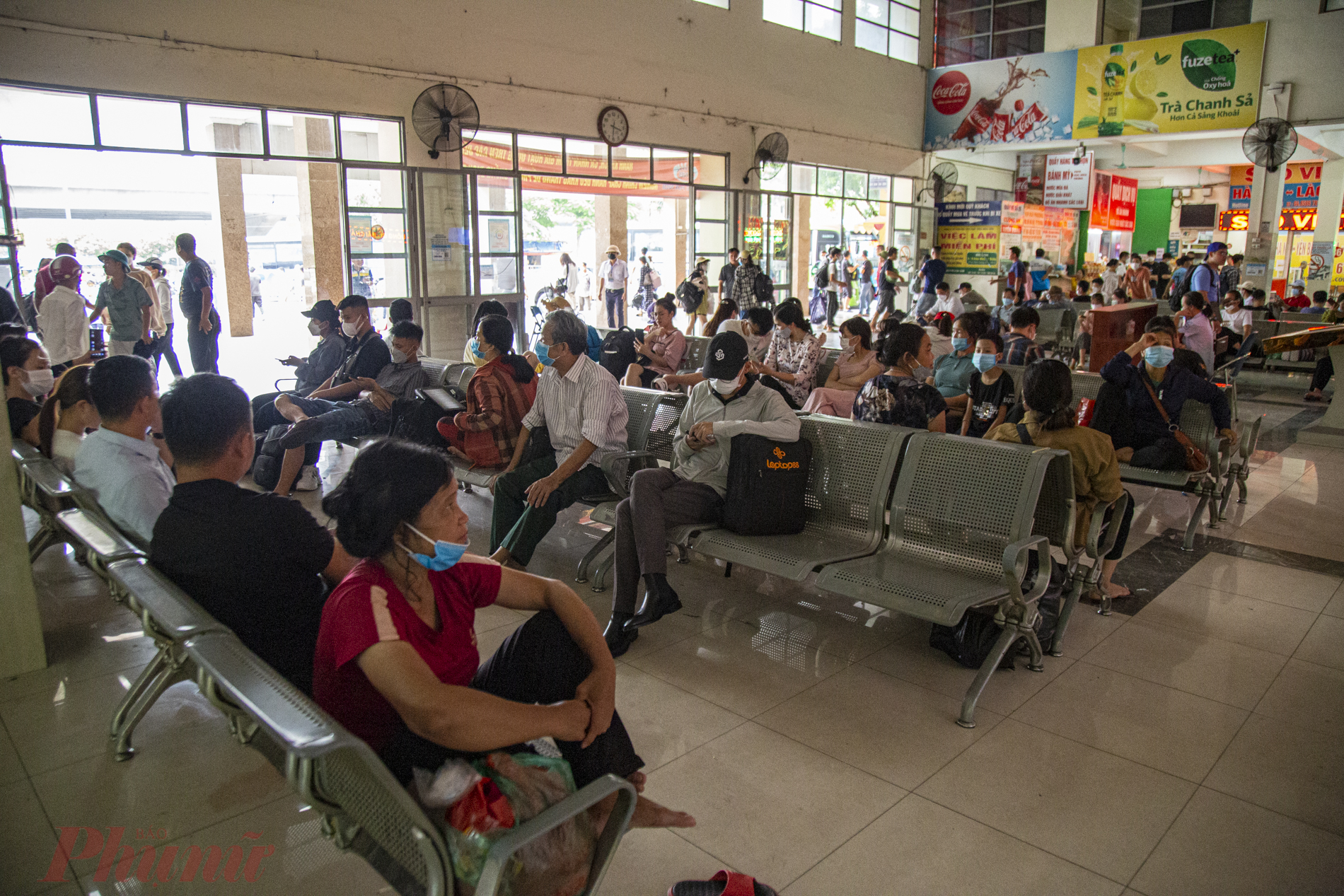 Từ khoảng 14h30 chiều 31/8, rất đông người dân đang sinh sống, học tập và làm việc tại Hà Nội đã bắt đầu kéo ùn ùn ra bến xe khách Mỹ Đình (Hà Nội) mua vé để kịp lên chuyến xe khách về quê nghỉ lễ mùng 2/9.