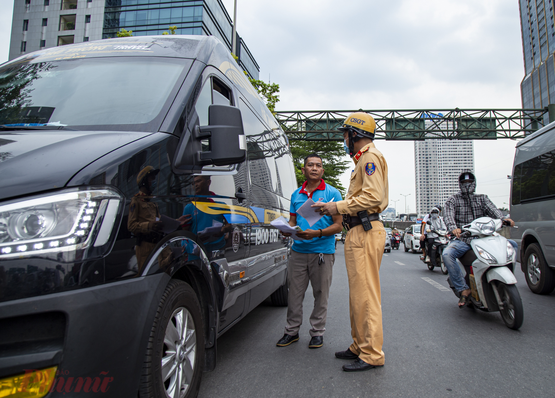 Để đảm bảo an toàn giao thông, giảm thiểu ùn tắc đội CSGT số 6 túc trực, phân luồng giao thông và xử phạt các xe bắt khách dọc đường, gây ùn tắc giao thông trên đường Phạm Hùng.