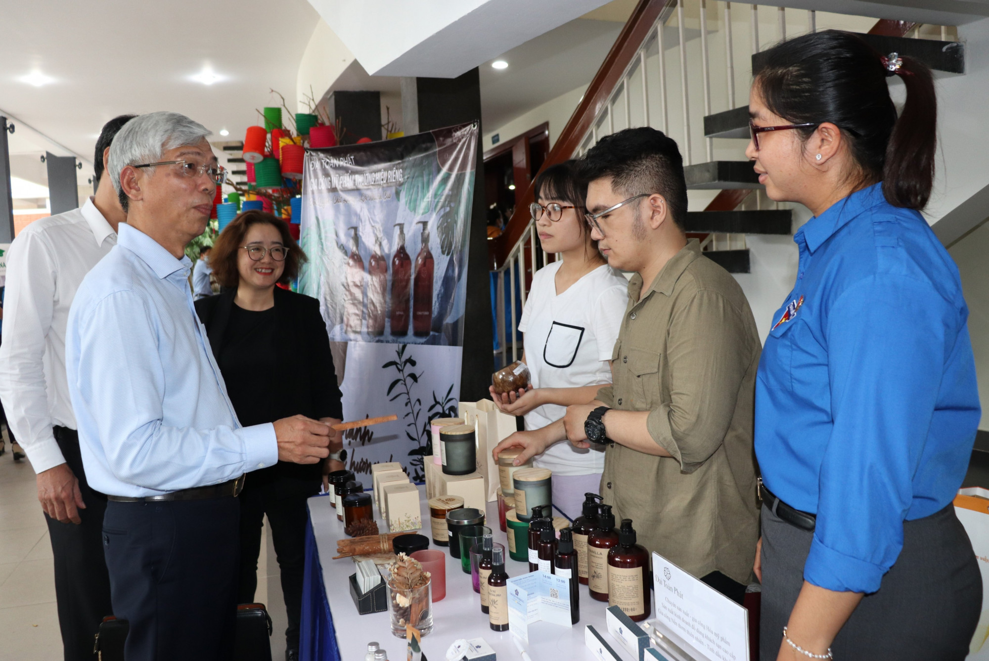 Phó Chủ tịch UBND TPHCM Võ Văn Hoan tham quan một gian hàng khởi nghiệp 