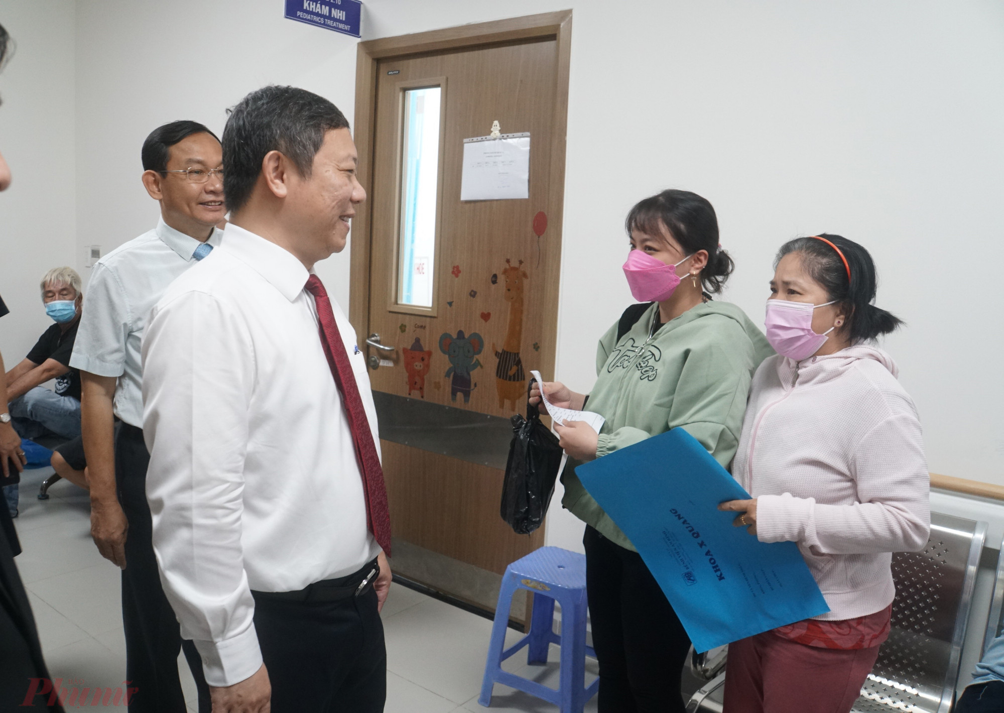 Đoàn lãnh đạo đi tham quan bệnh viện, ông Dương Anh Đức đang thăm hỏi, động viên bệnh nhân 