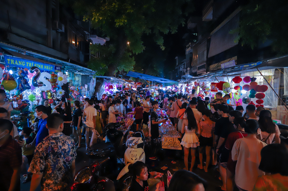 Năm nay, hàng hóa bày bán ở phố Hàng Mã đa phần là đồ chơi truyền thống như đèn lồng, đèn ông sao, mặt nạ… được sản xuất tại Việt Nam. Đồ chơi truyền thống chiếm khoảng 60%, số còn lại là hàng đã nhập khẩu từ năm trước. 