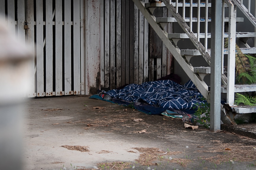 Bãi cắm trại vô gia cư dưới một căn nhà bỏ hoang ở ngoại ô Cairns