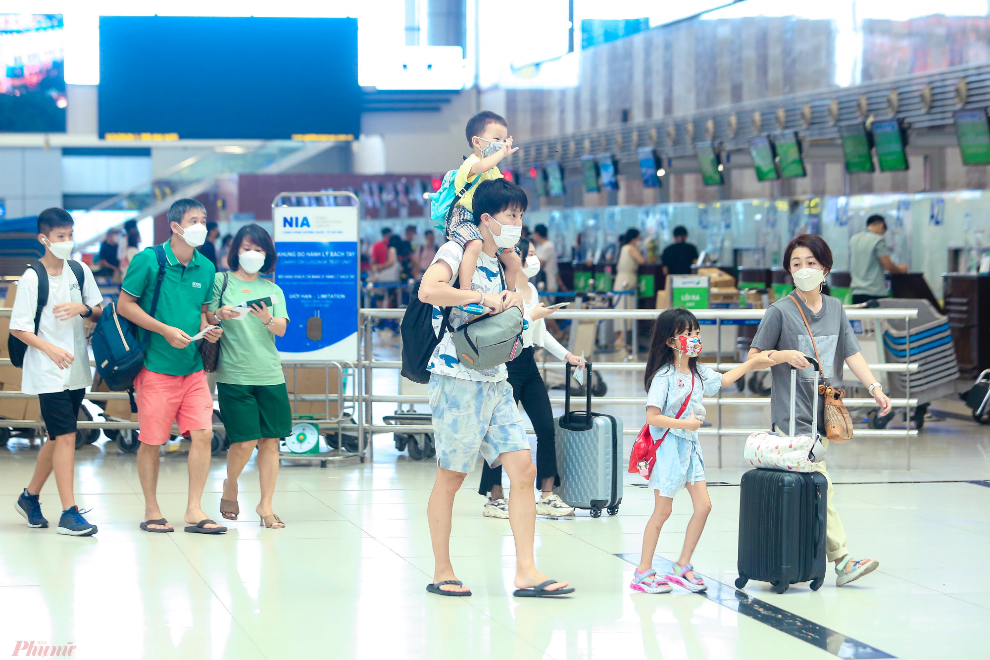 Theo nhân viên an ninh tại sân bay Nội Bài, lượng khách đến sân bay trong ngày 1/9 tương đối đông, tuy nhiên bắt đầu từ trưa lượng khách sẽ đổ về đây ngày một nhiều hơn.
