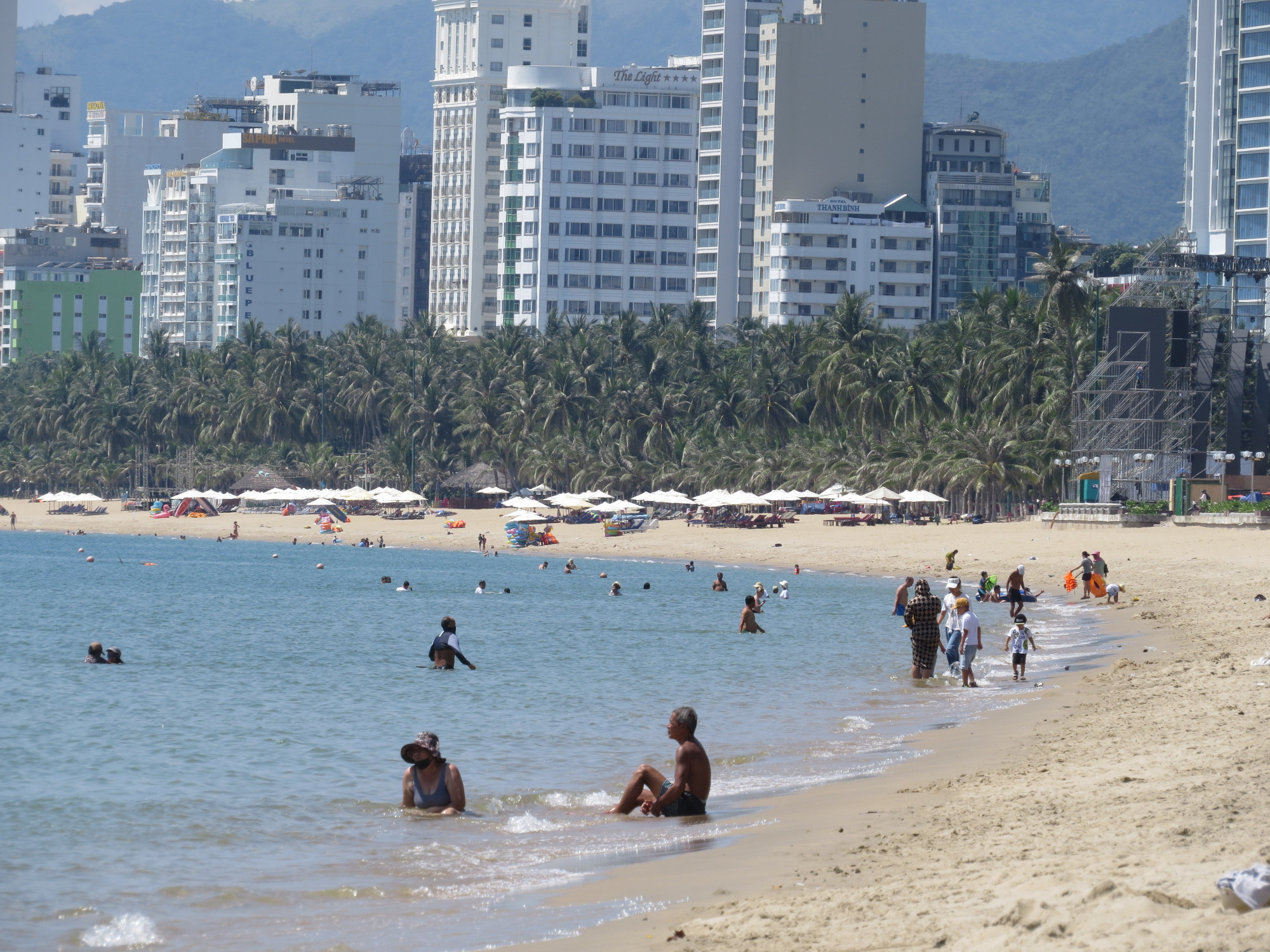 Du khách tắm biển Nha Trang