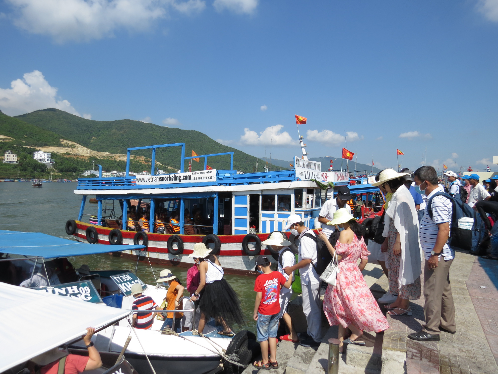 Du khách xuống tàu đi tham quan các tour biển đảo ở Nha Trang