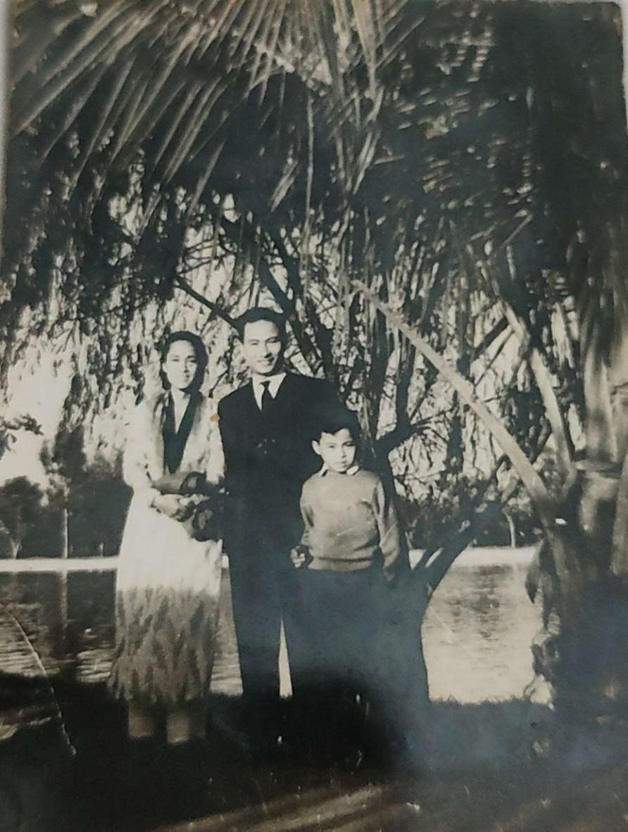 Nhà cách mạng Phạm Đức Sơn chụp ảnh với vợ - bà Nguyễn Thị Minh và con trai Phạm Kháng Trường, tại công viên Thống Nhất, Hà Nội 1963 Ảnh gia đình cung cấp