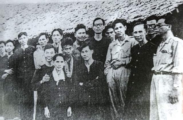 Nhà cách mạng Phạm Đức Sơn (khoanh tay, thứ 4, hàng đầu, từ phải sang) cùng các cán bộ Xứ ủy Nam kỳ, trong cuộc gặp gỡ với Ủy ban kháng chiến hành chính Nam bộ và Bộ Tư lệnh Quân khu 8, tại Đồng Tháp Mười, 1954. (Ảnh gia đình cung cấp)