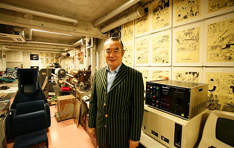 Căn phòng dát vàng cùng các vật dụng làm bằng vàng trong căn phòng của tỷ phú Yoshiro Nakamatsu - Ảnh: Gigazine