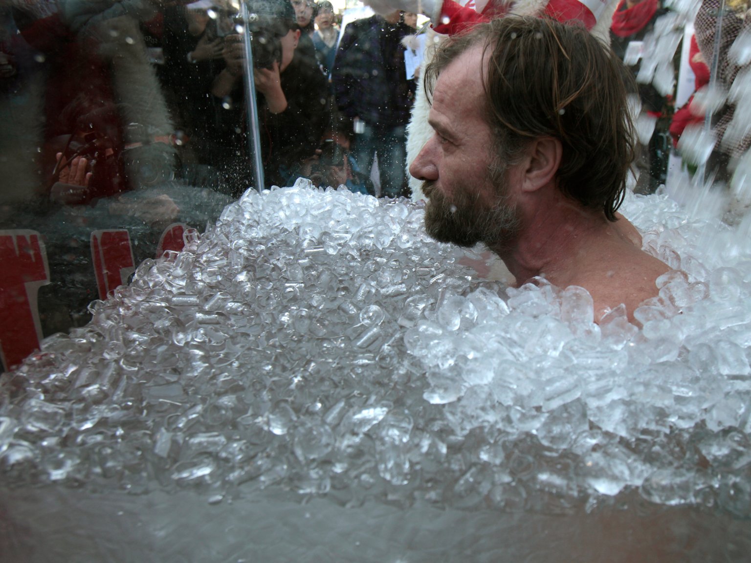 Tim Kendall thích ngâm mình trong bồn tắm đầy nước đá mỗi sáng - Ảnh: Tyrone Siu/Reuters