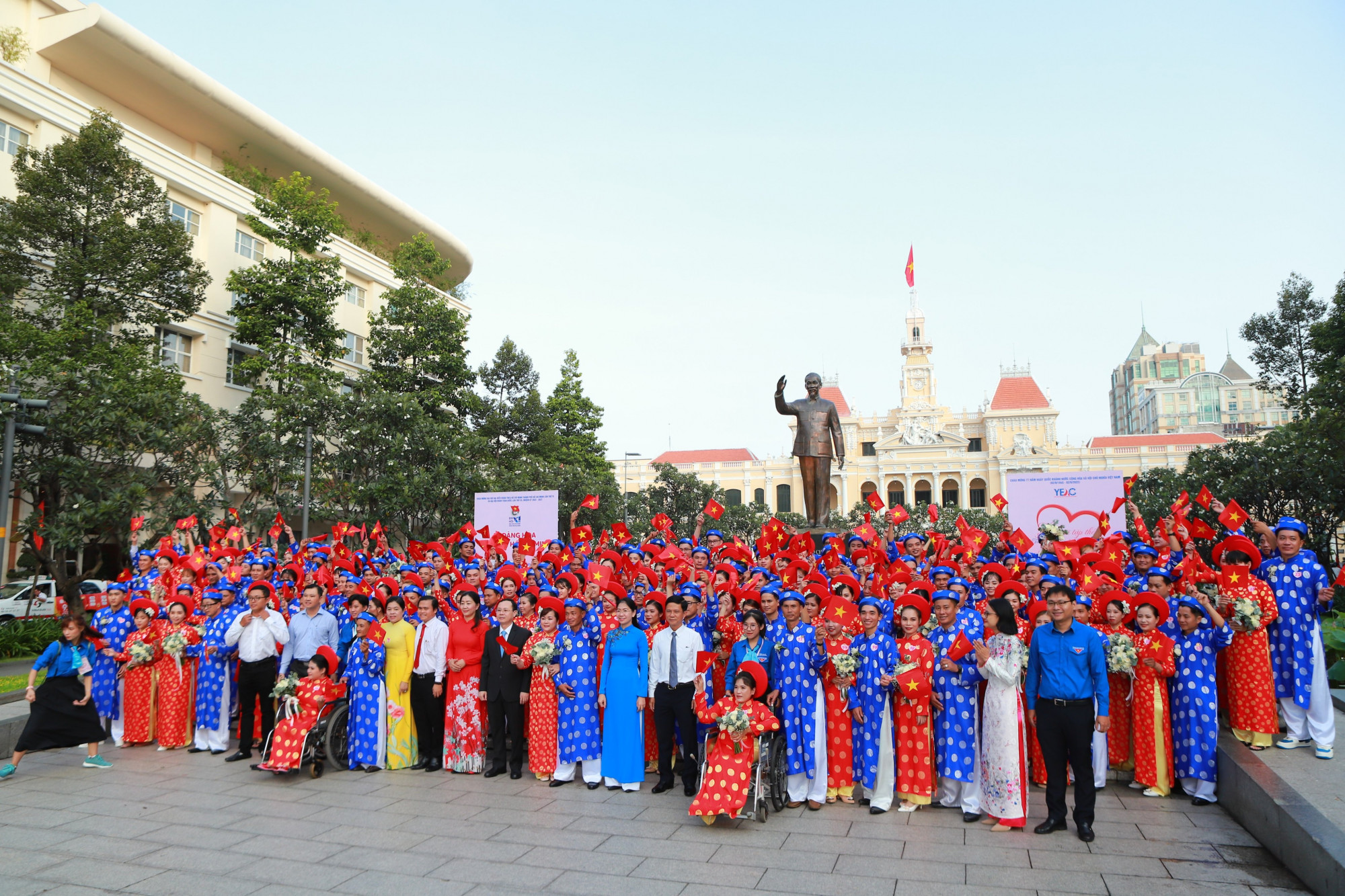 Trước khi tiến hành Lễ cưới, 100 cặp đôi tổ chức dâng hương ại tượng đài Chủ tịch Hồ Chí Minh