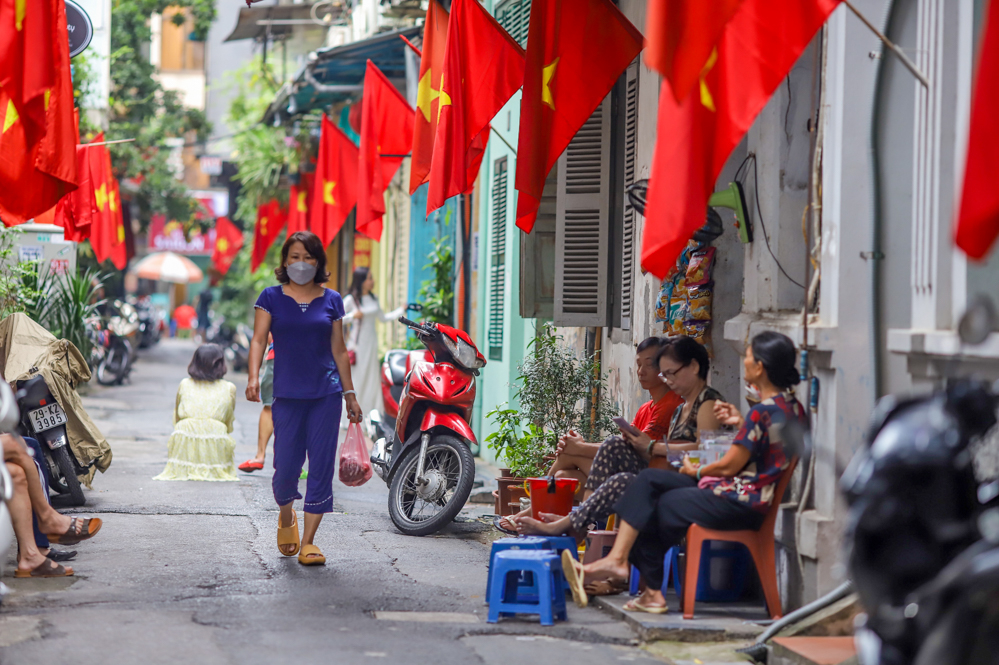 Trong ánh nắng nhẹ của ngày đầu thu tháng 9, người dân Hà Nội được nhìn lại nhiều góc độ khác nhau về một Thủ đô dấu yêu vừa thân quen mà khác lạ, vừa hiện đại mà rất đỗi yên bình.