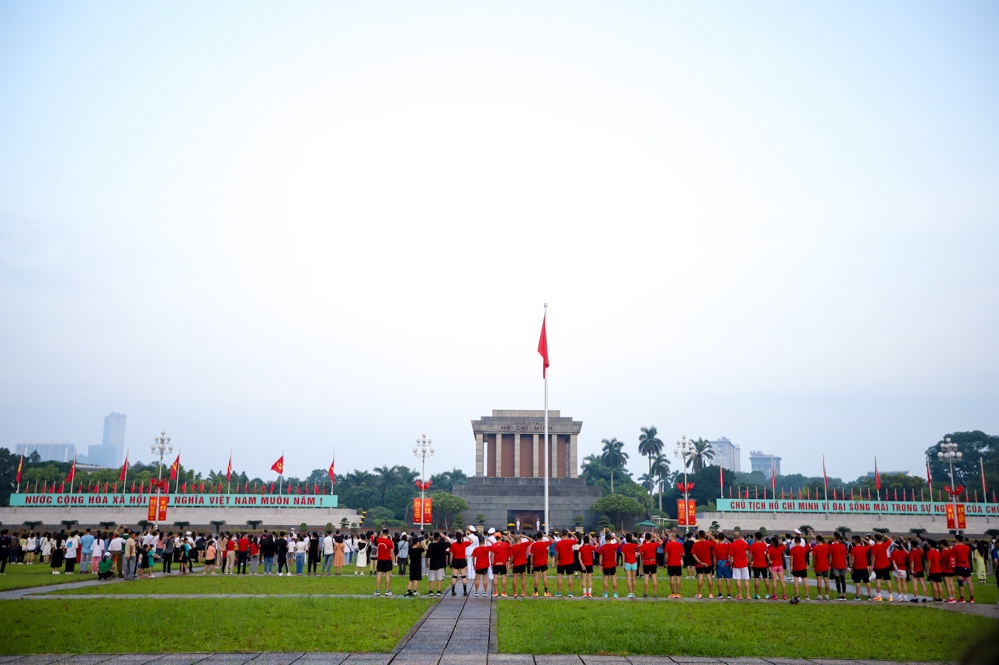 Sáng 2/9, trong giờ phút thiêng liêng của ngày Tết Độc lập, hàng trăm người dân đã có mặt từ sáng sớm để dự lễ chào cờ mừng ngày Quốc khánh nước CHXHCN Việt Nam.