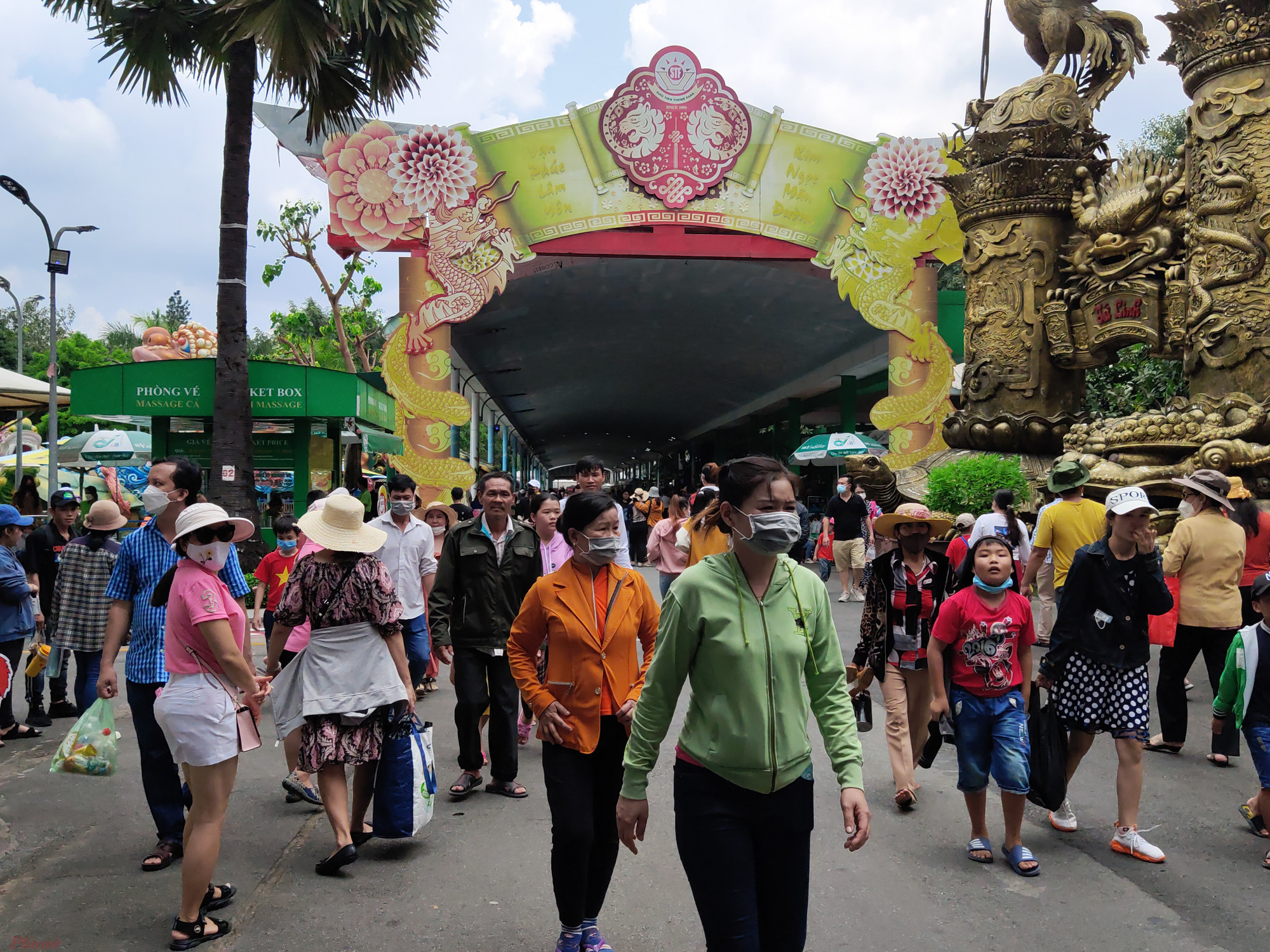 Tương tự, sáng 2/9 lượng khách lớn từ TPHCM và các tỉnh, thành lân cận như Đồng Nai, Bình Dương và các tỉnh miền Tây cũng đổ xô về tham quan, vui chơi.