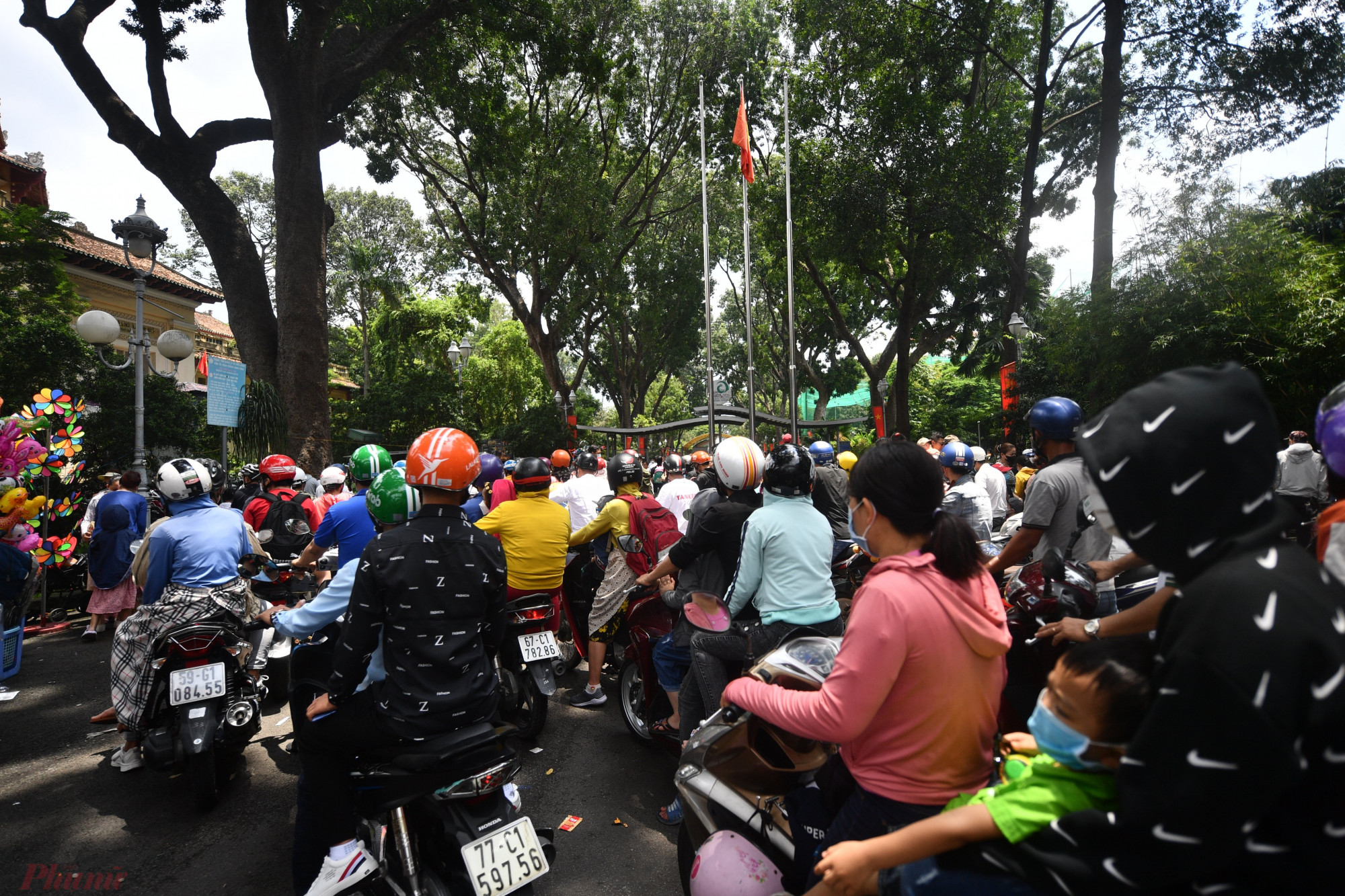 Ghi nhận của phóng viên tại tất cả các cửa ra vào của khu vực Thảo Cẩm Viên Sài Gòn từ sáng 2/9 gần như đông nghịt khách 