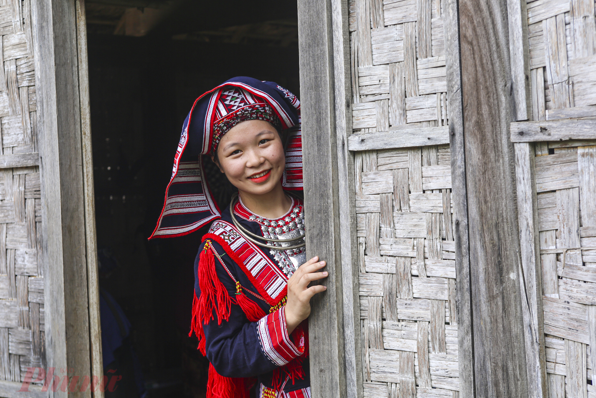 Nét duyên dáng cùng trang phục sặc sỡ của những cô gái người Dao đỏ.