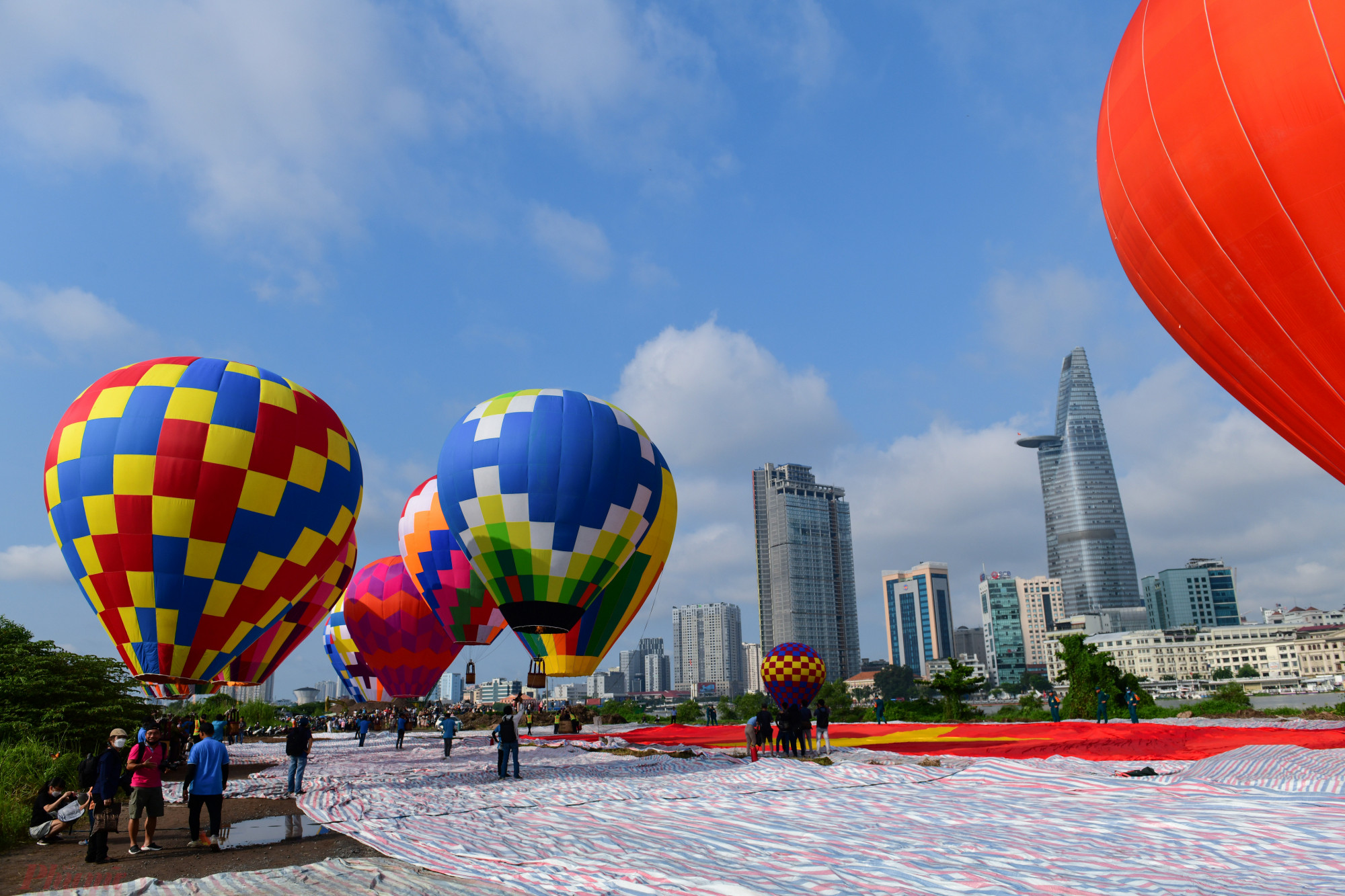 Theo đại diện Sở Văn Hóa - Thể Thao TPHCM, thả khinh khí cầu kết hợp kéo đại kỳ là một trong những hoạt động điểm nhấn của thành phố nằm trong khuôn khổ Lễ hội 'Tết Độc Lập' khai mạc vào sáng 2/9.
