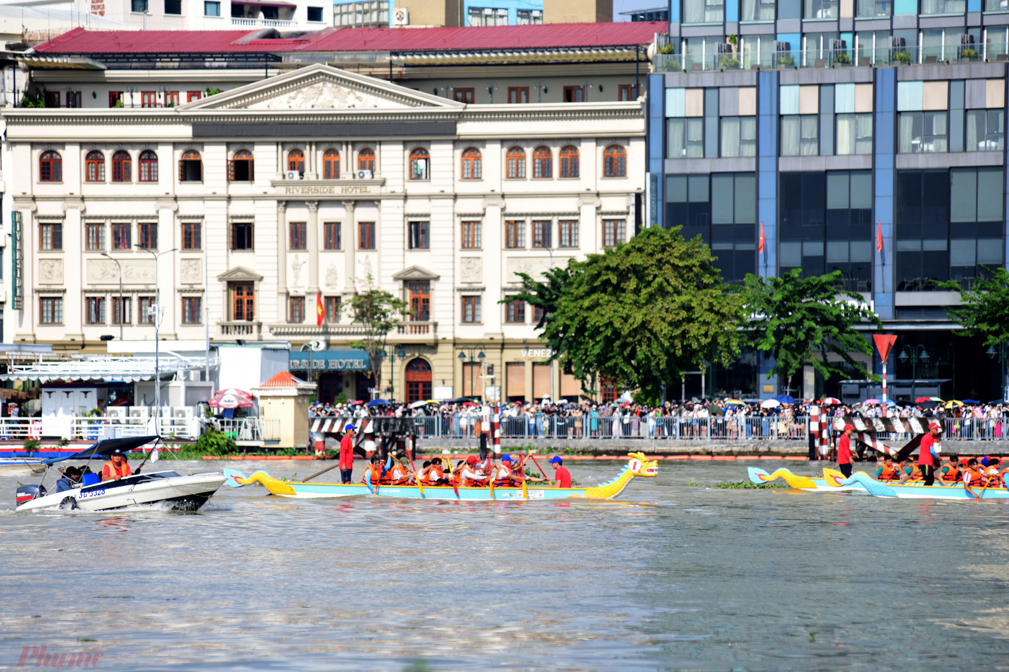 Hay các hoạt động đua thua trên sông Sài Gòn.