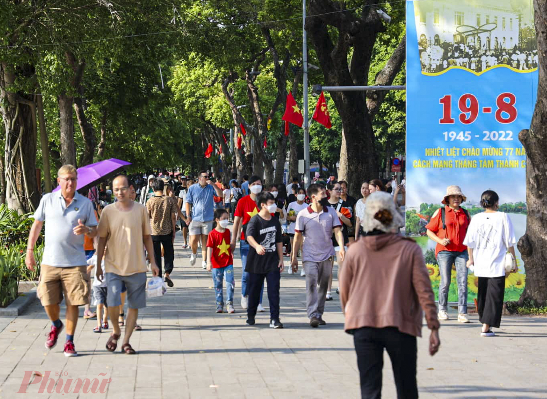 Khu vực phố đi bộ xung quanh Hồ Gươm là địa điểm được nhiều gia đình lựa chọn để đưa các bạn nhỏ đi xả hơi, thư giãn trong kỳ nghỉ lễ Giỗ tổ Hùng Vương năm 2022. 