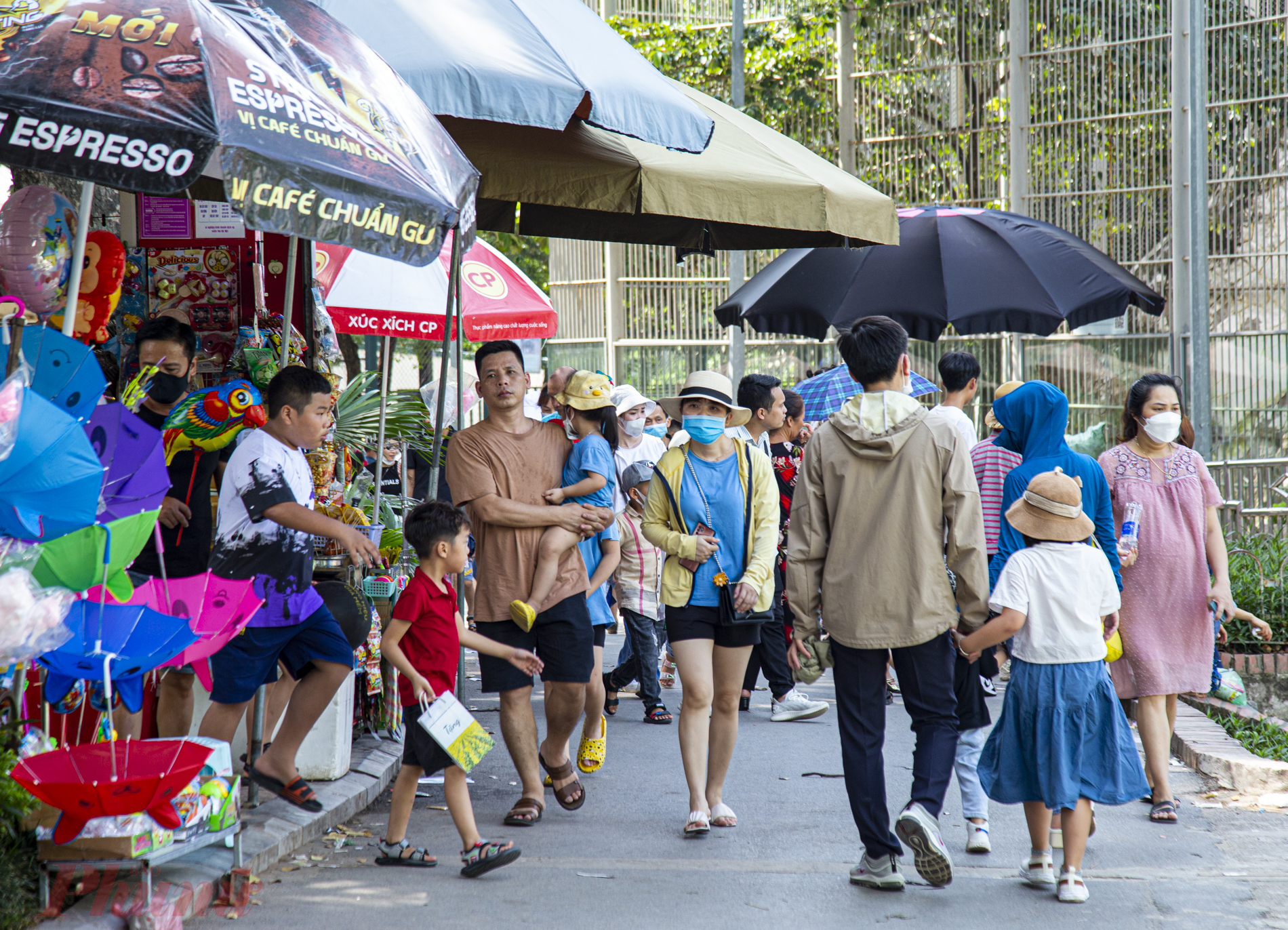 Ghi nhận của PV ngày 2/9, nhiều gia đình đã chọn công viên Thủ Lệ (Hà Nội) làm địa điểm vui chơi dịp nghỉ lễ Quốc Khánh 2/9. Ngay từ buổi sáng, khu vực này luôn đông nghịt người.
