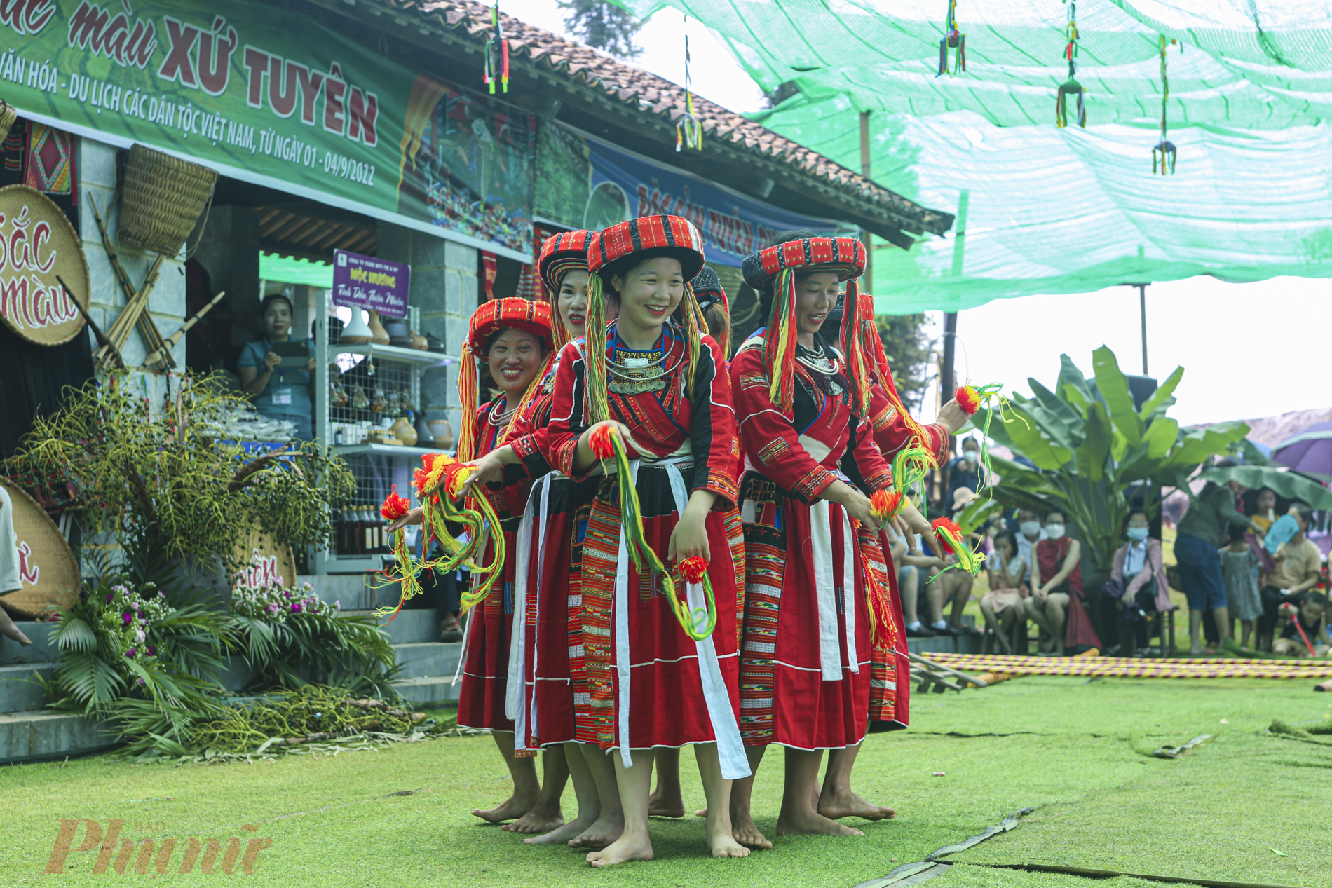 Các điệu múa của đòng bào người dân tộc Thái, Dao....